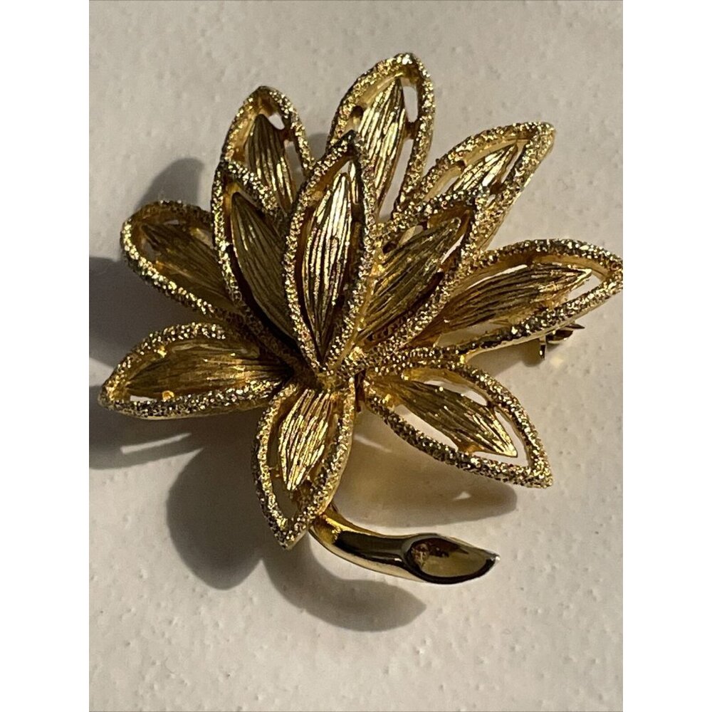 Vintage Avon 1971 Precious Pretenders Gold Wash Flower Lotus Blossom Pin Brooch‎